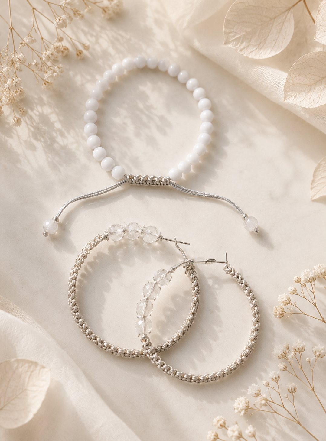 Conjunto Macri - Argolas de macramé e pulseira ajustável de missangas