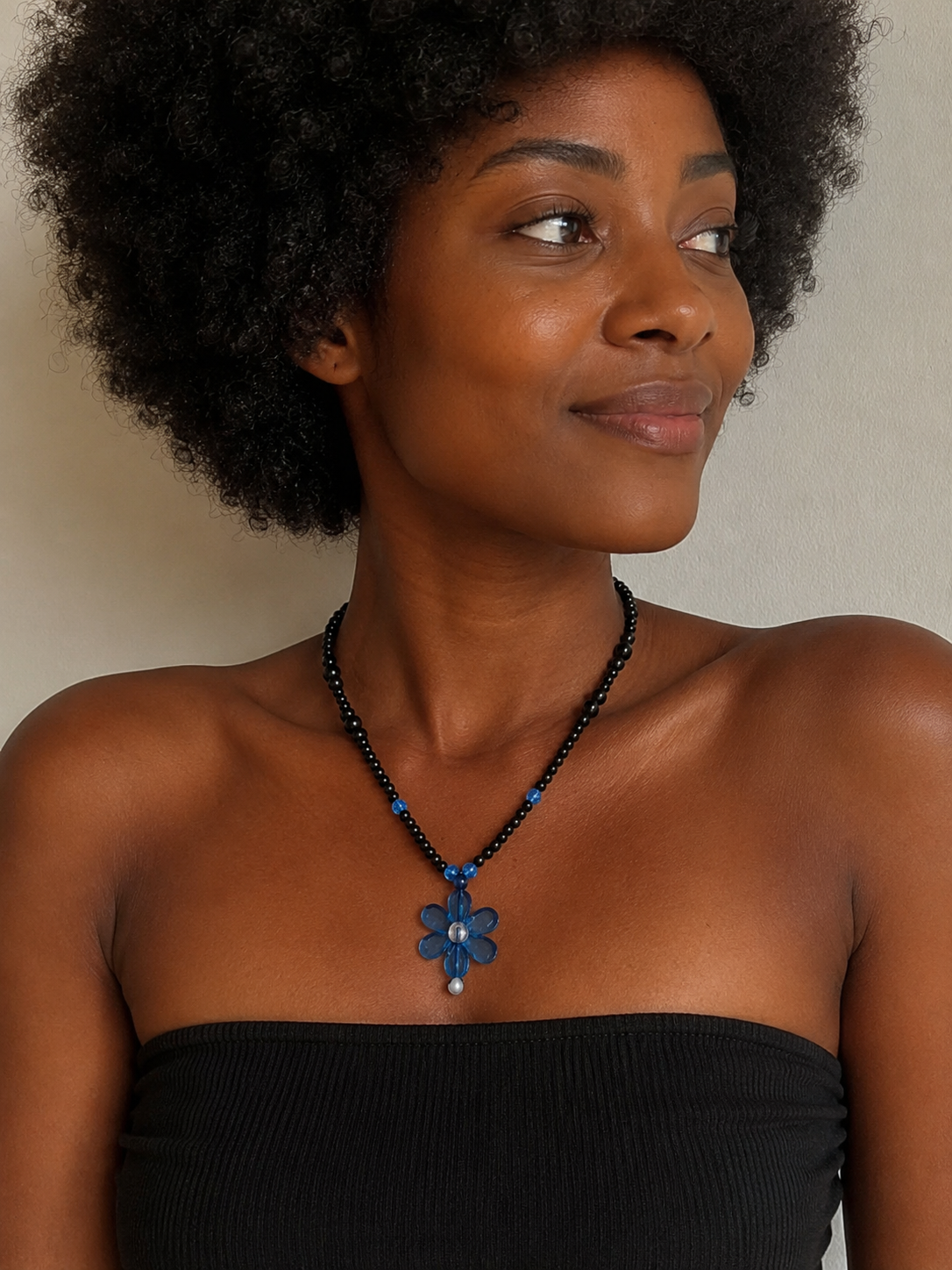 Colar de missangas com flor azul